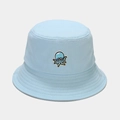Gros plan détaillé de la broderie pieuvre bleue sur un bob en coton bleu clair - M(56-58cm) / Bleu clair