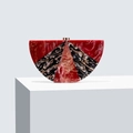 Detailansicht der Acryl-Clutch mit Marmormuster auf einem weißen Ausstellungsstand - Rot