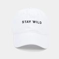 Détail de la broderie noire Stay Wild sur une casquette de baseball en coton blanc - Réglable / Blanc