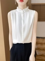 Witte mouwloze satijnen blouse met een ruches opstaande kraag en zijdeachtige textuur - M / Wit