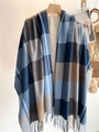 Dettaglio della trama a quadri blu tipo cashmere e delle frange terminali della sciarpa - Mix Quadri Blu Grigio
