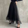 Jupe longue élégante en tulle noir multicouche avec des talons noirs sophistiqués - Lettre F / Noir