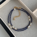 Zweilagiges Armband mit dunkelblauen Lapislazuli-Perlen und weißen Süßwasserperlen - Doppellagiges Lapis Lazuli Perlenarmband
