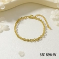 Dettaglio di bracciale a catena dorata testurizzata con chiusura a moschettone su velluto - Stile di Aggancio ad Anello Inciso (BR1896-W)