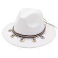 Dettaglio cappello fedora bianco etnico con perle turchesi e pendenti dorati - Bianco