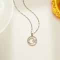 Collar plateado con colgante de luna y estrella con cristales en fondo blanco - Plata(581)