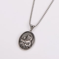 Dettaglio del ciondolo ovale in acciaio inossidabile con rilievo religioso su catena box - Argento Retro Con Catena