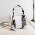 Sac à main blanc motif crocodile avec anse en soie élégante et fine bandoulière réglable - Blanc