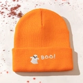 Detailansicht der orangefarbenen Strickmütze mit weißer Geisterstickerei und BOO-Text - Einheitsgröße / Orange