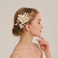 Elegante pettine per capelli dorato con fiori in acrilico crema e perle da sposa - Fermaglio Singolo Oro (HS-J6982G)