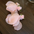 Vista macro di orecchini a fiore in tulle rosa con perline e dettagli in acrilico - Orecchini a Bottone con Fiori di Pizzo Rosa (HE20171) / Rosa