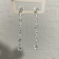 Dettaglio degli eleganti orecchini a nappa in argento con cristalli strass brillanti - Argento