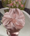 Französische Blumentasche aus metallic-rosa Leder mit Perlenverzierung und Kette - Nebelrose