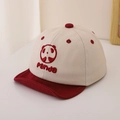 Dettaglio cappellino neonato panda con ricamo rosso e tessuto in cotone traspirante - Beige/Rosso Scuro