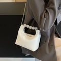 Elegante bolso de mano blanco con asa de perlas y cadena plateada para mujer con estilo - Blanco Roto