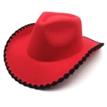 Détail du chapeau de cow-boy en feutre rouge avec bordure tressée noire sur le bord - M (56-58cm) / Rouge