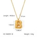 Dettaglio con dimensioni del ciondolo a lettera B dorata su una sottile catena di metallo - Lettera B (HC-N40051-B)
