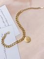 Dettaglio del bracciale a maglia cubana dorata con ciondolo inciso Trust in the Lord - Pendenti tondi