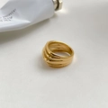 Makro-Detail des polierten, mehrlagigen Goldrings im minimalistisch gestapelten Design - US 7 / Gold Mehrlagig