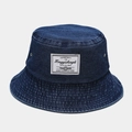 Dettaglio cuciture del cappello alla pescatora in denim blu con etichetta stile retrò - M (56-58cm) / Blu scuro