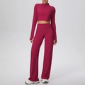 Ensemble de yoga rouge baie pour femme avec veste zippée et pantalon large à taille haute - Carmin