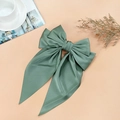 Fermaglio per capelli con fiocco in raso verde grigio e lunghi nastri su sfondo decorativo - Verde Fagiolo