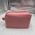 Beauty case in seersucker a righe bianche e rosse con manico laterale portatile - A righe rosse e bianche
