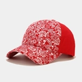 Detailansicht des roten Paisleymusters auf der Baumwollkappe mit Pferdeschwanz - Paisley Pferdeschwanz Stil / Rot