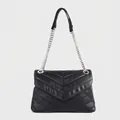 Borsa a spalla nera trapuntata a chevron con catena in metallo argento e finitura morbida - Nero (Catena d'Argento)