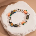 Nahaufnahme von Halloween-Armband aus Polymer-Ton mit Kürbis- und Geistperlen auf Stein - Fledermaus Katze Kürbis Stil (Stil 4)