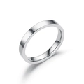 Nahaufnahme eines minimalistischen Silber-Titanstahlrings mit glatter, flacher Oberfläche - US 6 / 3mm / Silber