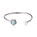 Brazalete abierto de plata con cristal de flor azul claro y detalle de perla blanca - Color Acero Con Flor Azul Claro (KB123100-K)