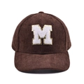Detail der Cord-Baseballkappe mit M-Chenille-Patch und goldenem Glitzerrand - Braun (M-Buchstabe)