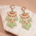 Dettaglio di orecchini vintage con pietre verdi e nappe di perle su base di pietra - Verde