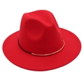 Dettaglio di fedora in feltro rosso con cordino nero e fibbia in metallo dorato - M (56-58cm) / Rosso Con Corda Nera E Anello Oro