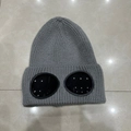 Detail einer dunkelgrauen Strickmütze mit integrierter schwarzer Schutzbrille oben - M (56-58cm) / Grau