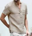 Detalle del polo de lino beige para hombre con cuello Henley de botones y bolsillo al pecho - M / Caqui
