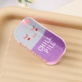 Macro-opname van glitter haarklem in capsulevorm met CHILL PILL tekst en smiley - Zilver en Paars