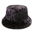 Dettaglio del cappello pescatore leopardato viola in finta pelliccia con trama morbida - M (56-58cm) / Viola