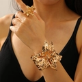 Luxuriöses Set aus unregelmäßigem Goldblumen-Armband und Ring mit eleganten Falten - Armreif Und Ring (Gold)
