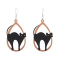 Detalle de pendientes góticos de madera con siluetas de gato negro en marco de lágrima - N-282 Estilo Madera Gato Negro