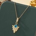 Gros plan du collier en titane doré avec l'œil maléfique bleu et des pierres de zircon - A28-or