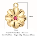 Ciondolo a fiore in acciaio inossidabile dorato con strass rosa e misure su bianco - Fiore / Zirconia Rosa (VC774)