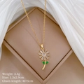 Detalle de colgante de margarita con circonitas en un joyero de color beige - Collar con Colgante en Forma de Margarita (A233)