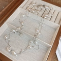 Détail d'un collier de perles baroques multicouche avec chaîne argentée dans un écrin - Argent/Blanc (Chaîne en argent + perle blanche)