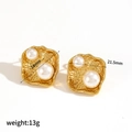 Orecchini martellati placcati in oro 18k con perle bianche stile marino oceano - Orecchini a Bottone con Perla Martellata (TE60106)