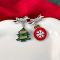 Asymmetrische Weihnachtsohrringe mit grünem Baum und roter Schneeflocke auf Samt - Schleife Weihnachtsbaum + Schneeball