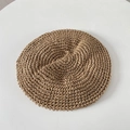 Primer plano detallado de la textura de ganchillo hecha a mano de una boina de verano - M (56-58cm) / Caqui