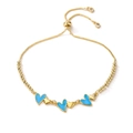 Dettaglio del bracciale dorato regolabile con ciondoli a cuore in smalto blu e chiusura - Blu