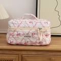 Detail der gesteppten Kosmetiktasche mit Rosenmuster und breitem Tragegriff oben - Rosa Rose Große Kosmetiktasche